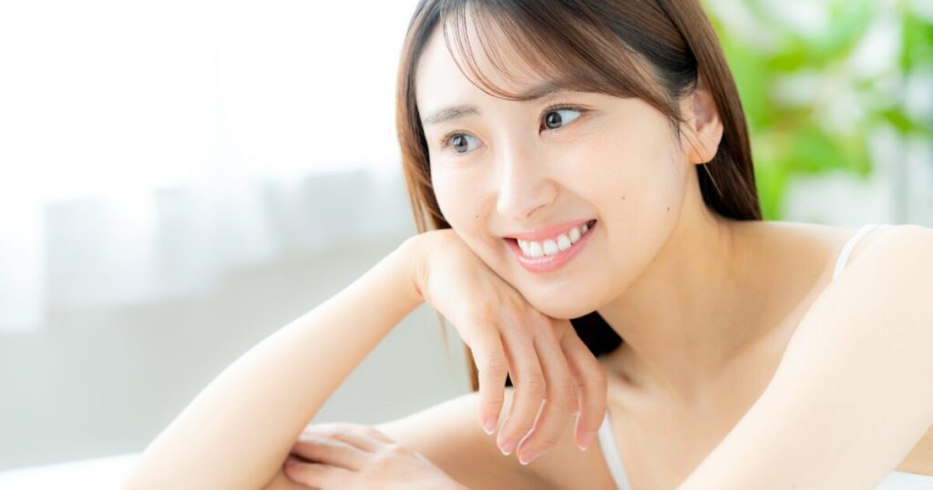 明るい室内で微笑む女性 横顔 美肌 スキンケア