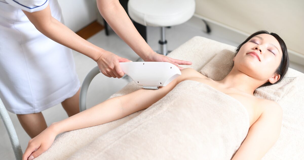 エステで腕の脱毛施術を受ける女性 医療脱毛 サロン