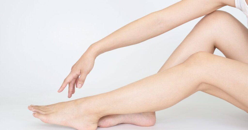 美しい脚を伸ばした女性 ムダ毛処理後 つるすべ肌