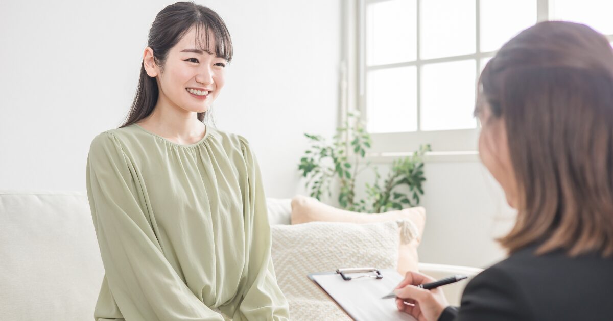 カウンセリングを受ける女性 美容相談 サロンスタッフ 対面