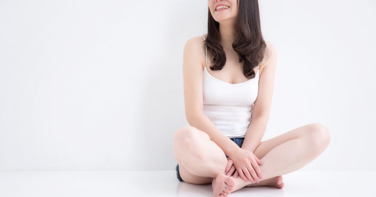床に座って脚を抱える女性 リラックス 美肌 ナチュラル
