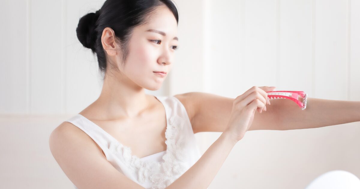 腕のムダ毛処理をする女性 カミソリ 除毛 自宅ケア