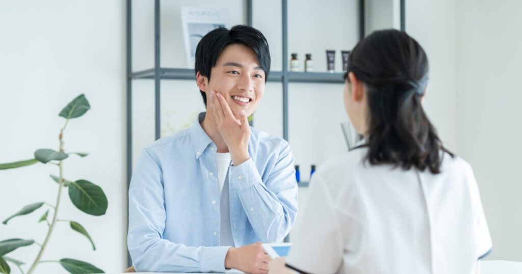 肌を触りながらカウンセリングを受ける男性